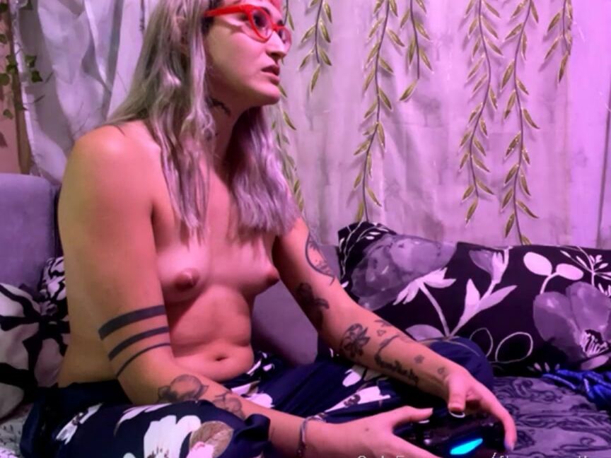 Flowergothroze Stream Started At Am Come Hang Out With Me Chilling And Playing Video Ga