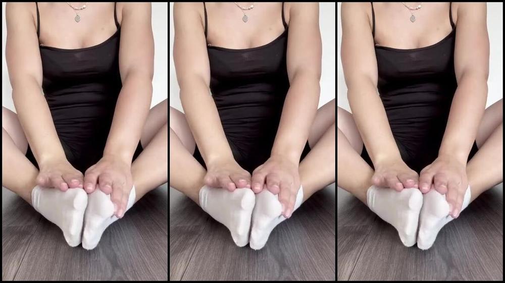 Sarina Jones Nicknamed Sarinajones 05 22 2024 Onlyfans Video Im Taking Off My Nike Dunk Low Just For You