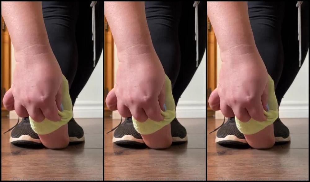 Caroline Aka Feetsiecakes Onlyfans Post Workout Shoe Removal What Do You Think They Smell Like