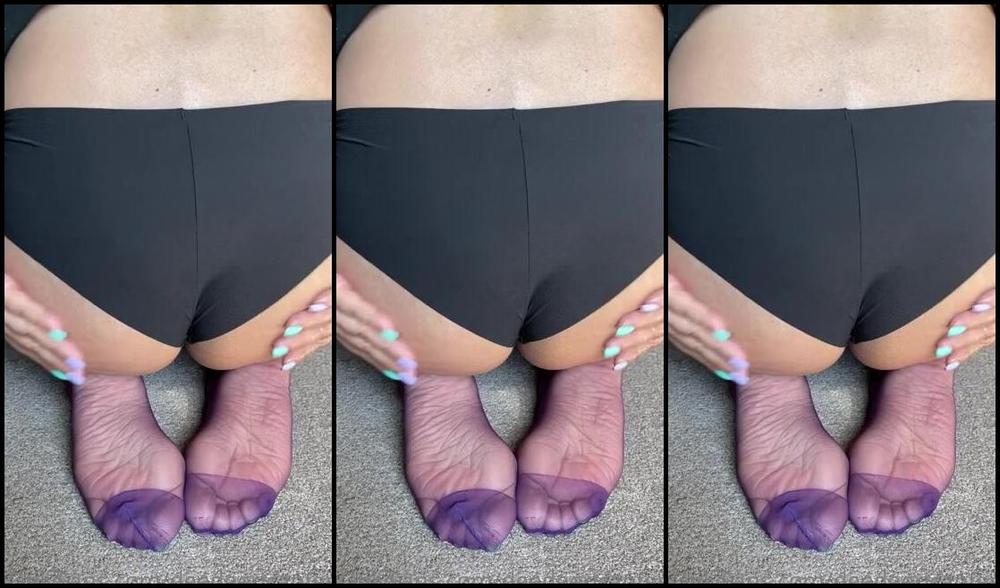 Deedeericanfeet Onlyfans As Requested In Purple Nylons And Oily Cheeks Don T Mind The Few Bug Bites There Almost Gone