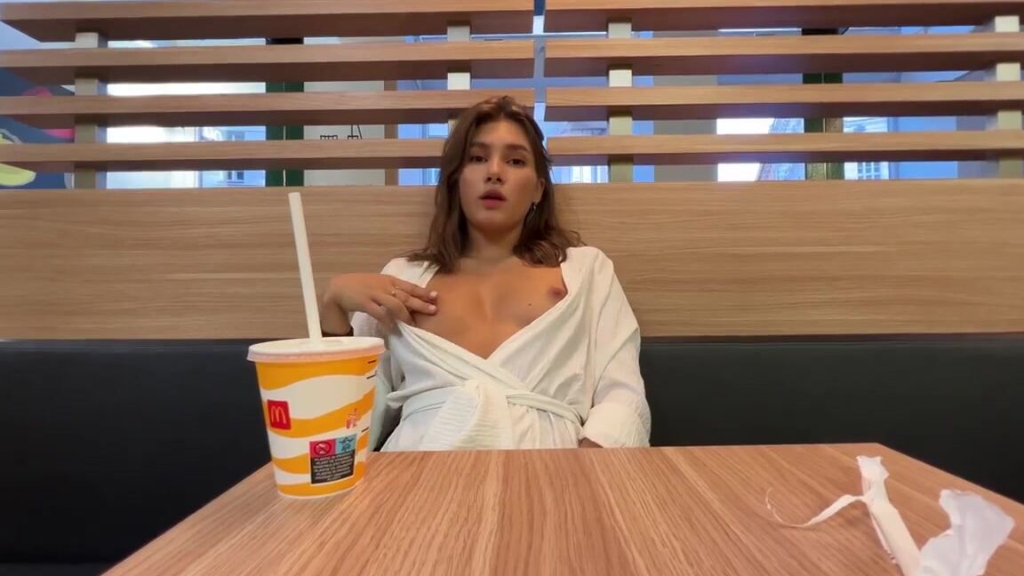 Bralessforever 2023-01-07 - Ellie - Day in the Life with Ellie Bralessforever