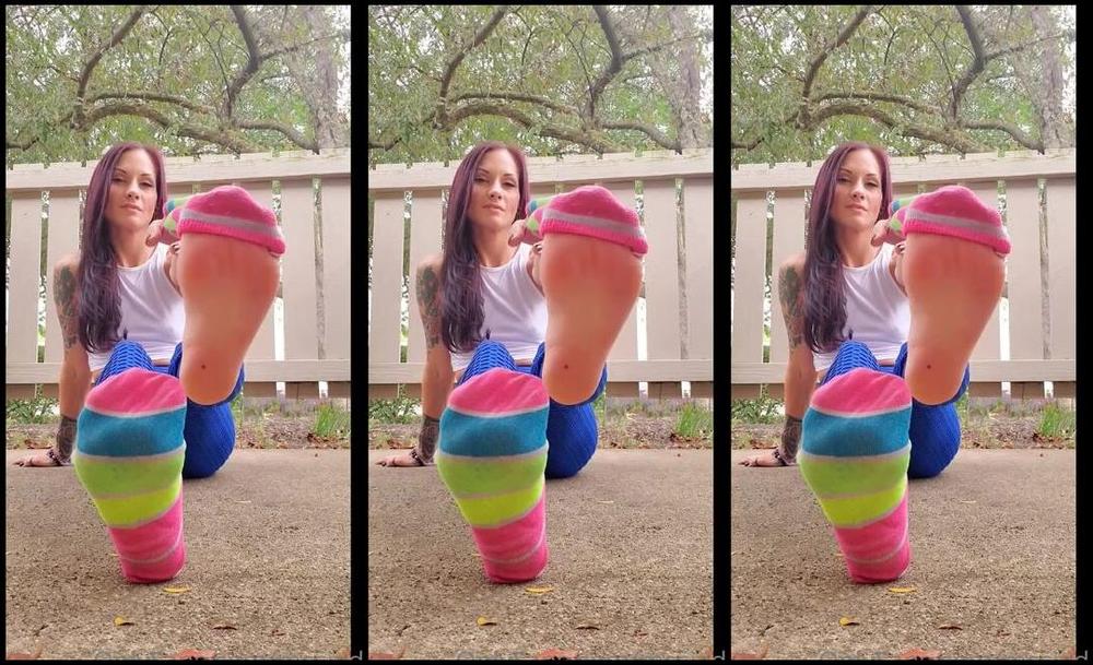 Mssjada Nicknamed Mssjada Onlyfans After Workout Sexy Cool Off Taking Off My Shoes And Peeling Off My Socks Smelling My Shoes Lic 1