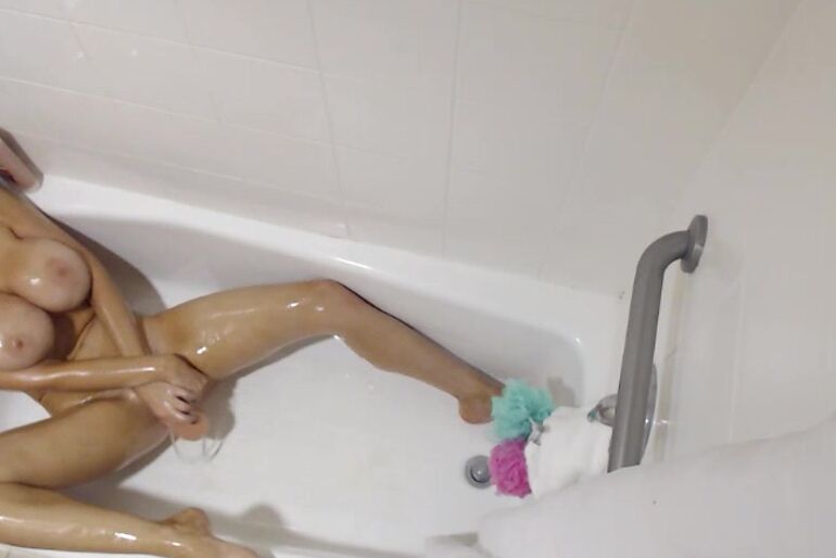 Katy Annxo Oiled Up Body X Pussy Play Toys