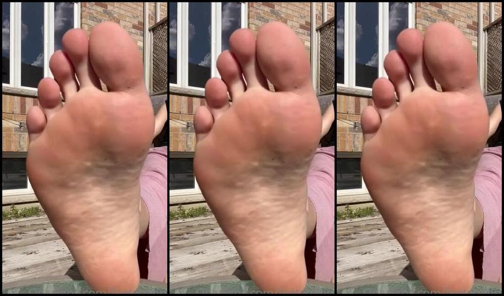 Queenz Sfeet Nicknamed Feetznation Onlyfans Dry Sweaty Meaty And Dirty That S Quite The Combination Only Thing Missing Is Your Face Under