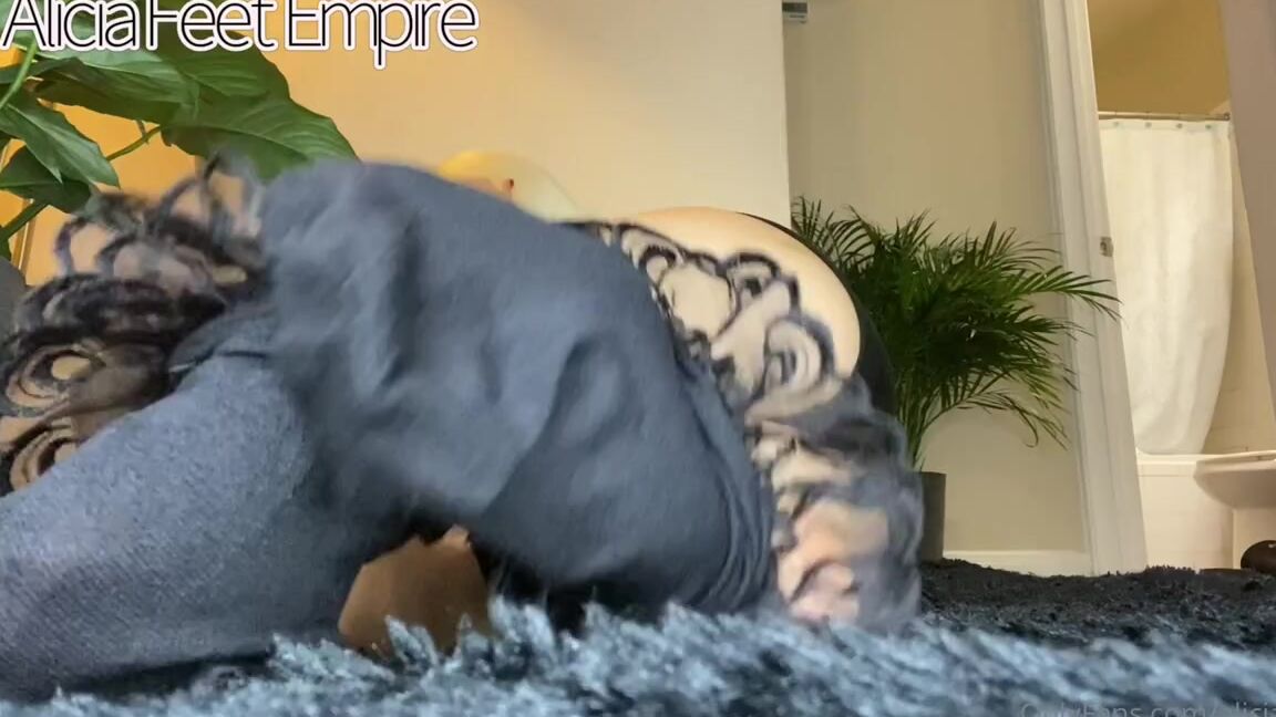 Alicia Feet Onlyfans Student Studying With Stockingsp