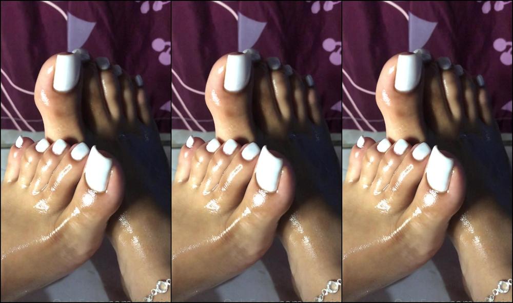 Rossieft Rubbing My Sexy Feet Together