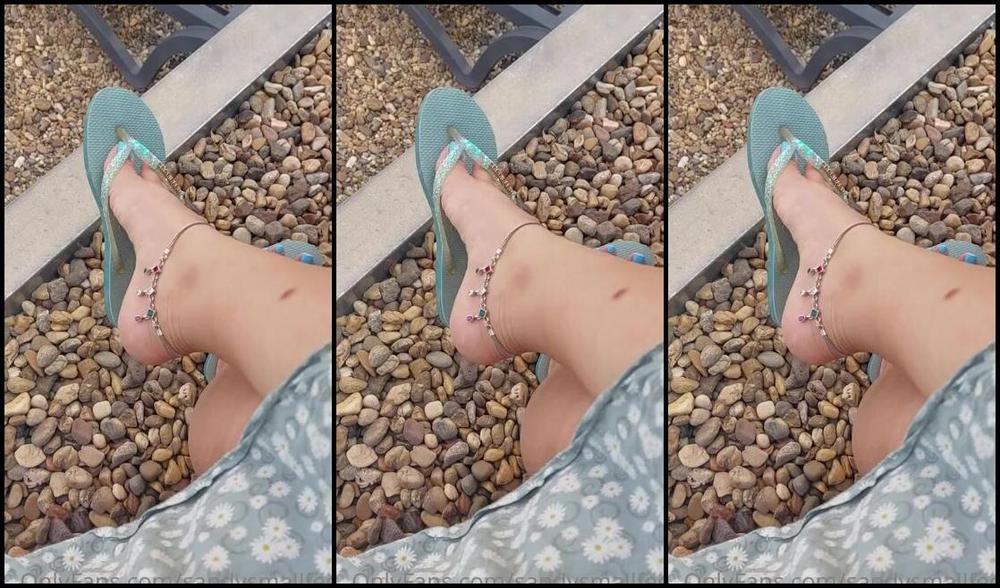 Mica Sandy Nicknamed Sandysmallfeet Onlyfans It Was So Crowded I Did A Little Dangle Because I Noticed 3 Guys Looking