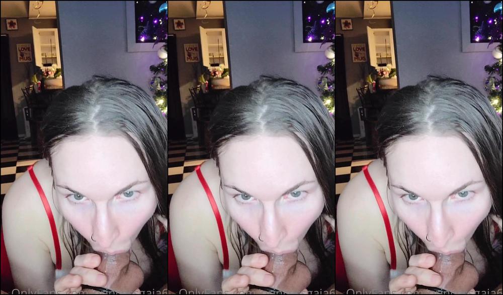 Princessgaia Celebrating Xxx Mas A Little Early Mrs Claus Sucks Her Husband S Dick In Front Of The Tr