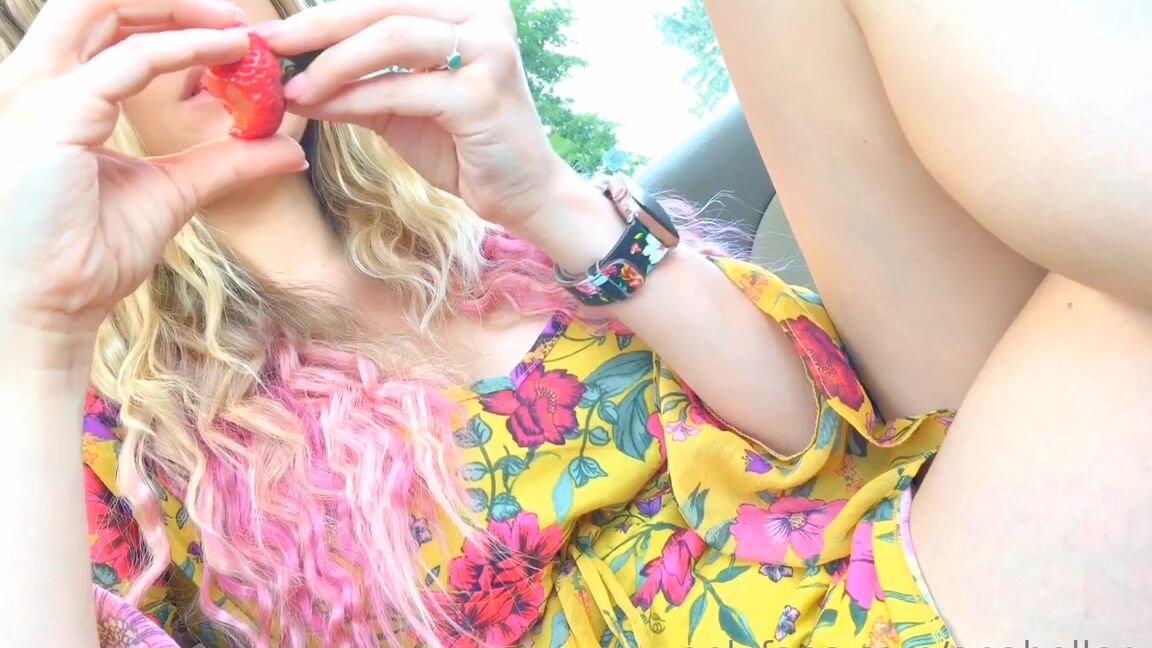 Goddess Anabelle Pync Nicknamed Anabellepync Onlyfans Eat With