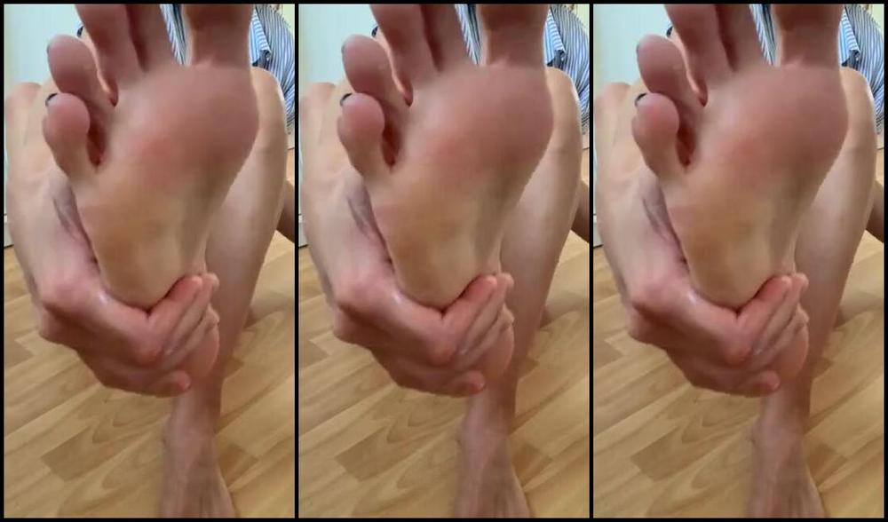 Miss Emma Rose Nicknamed Emmaemmarose Onlyfans I Love Creaming My Feet It S Feels Amazing How Much Would You Love To Rub Zx0