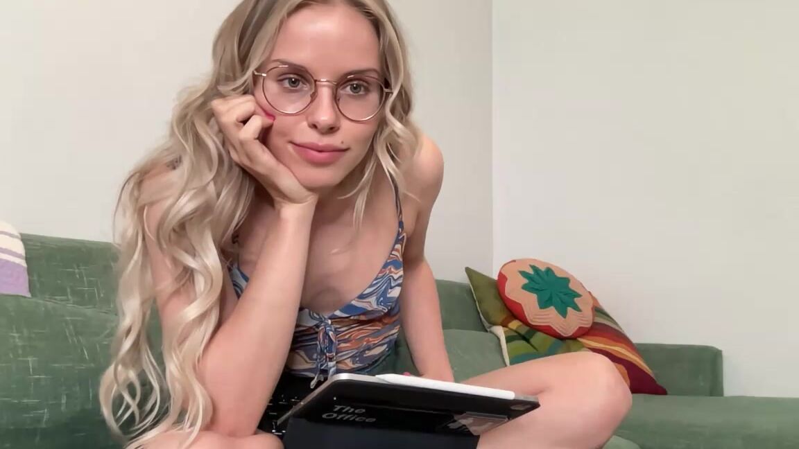 Bobbiesmodernlife Stream Started At Pm Just Chillin Editing The Site Is So Gl Tc