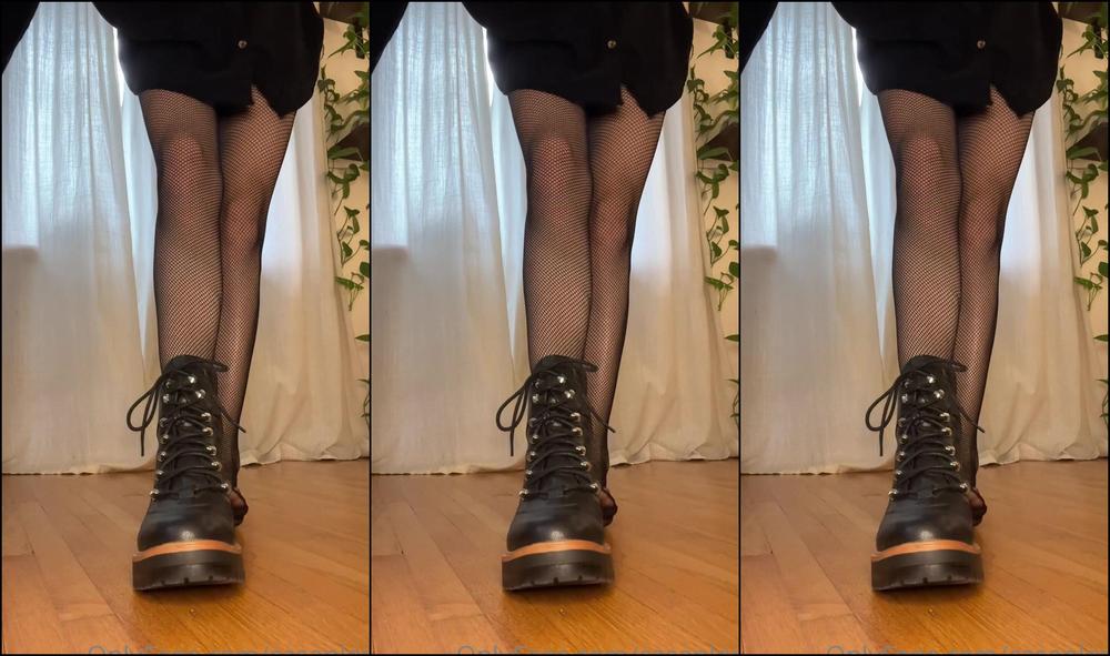 Casanlom Stripping Off The Boots And Fishnets For You