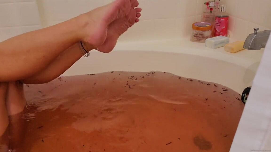 Wonderaeetwoman Nicknamed Wonderfeetwoman Onlyfans Cbdthc Infused Bath
