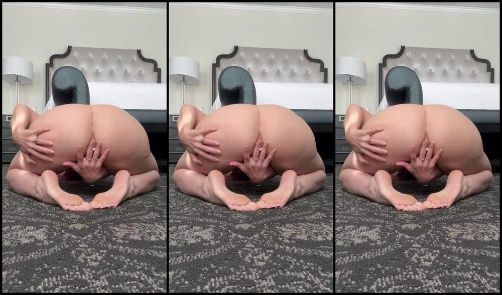 Claire Irons Nicknamed Claireirons Onlyfans Just Some Simple Feets From Behind To Start The Week Off With A Bang