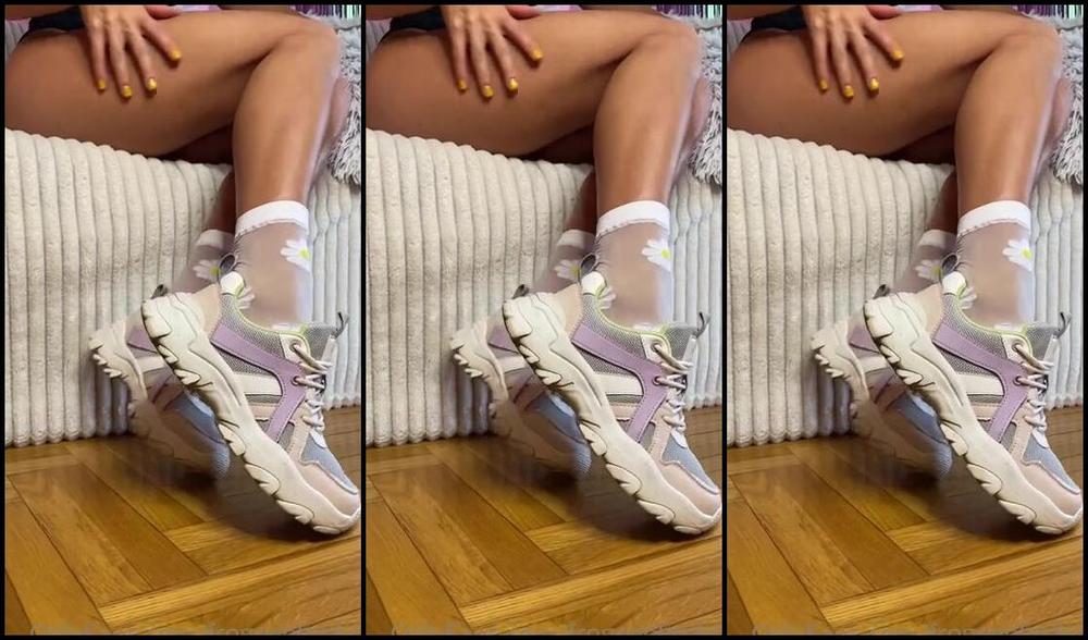 Froggeevip Onlyfans Just A Little Chit Chat Taking Socks Off