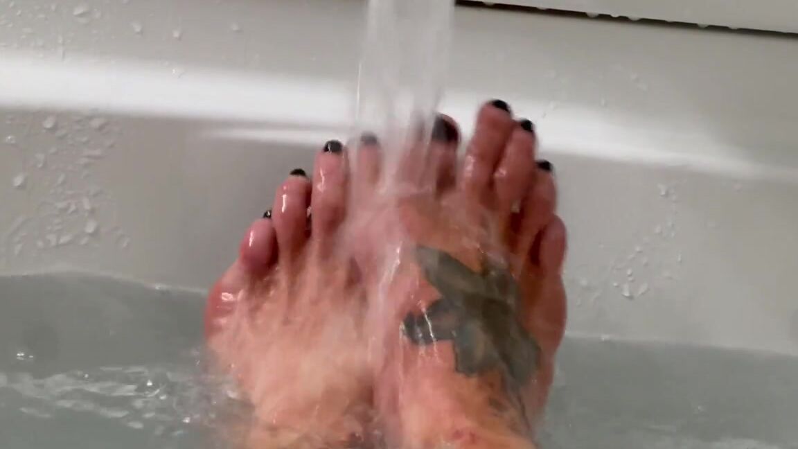 Kandy Legs Aka Kandylegsxxx Onlyfans For My Foot Lovers Calves And Well Kandy Fans Jump In The Tub With Muscle