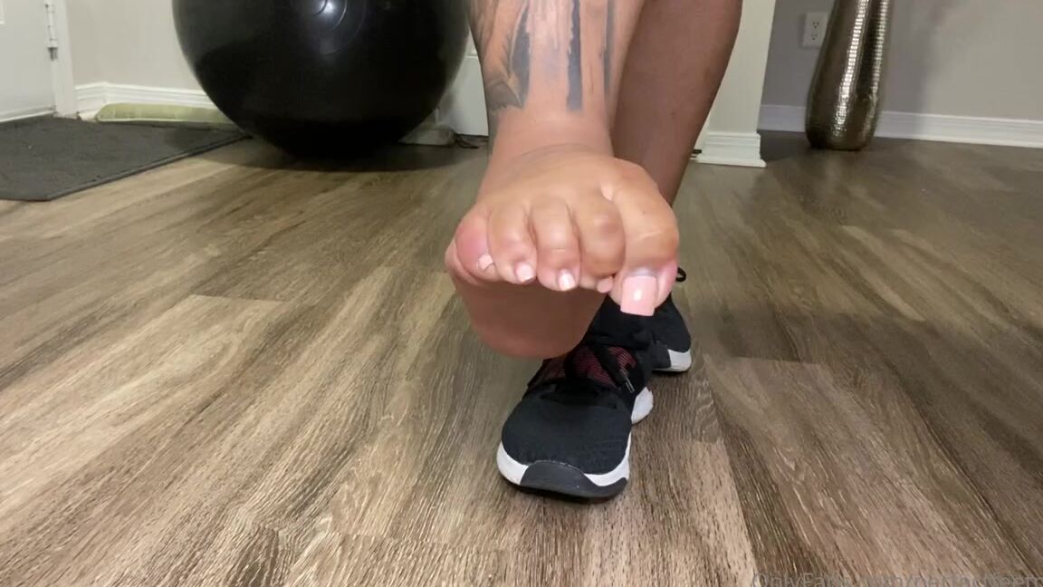 Iwantnique Onlyfans I Just Finished Working Out And My Feet Are Dirty Amp They Stink Do You Want