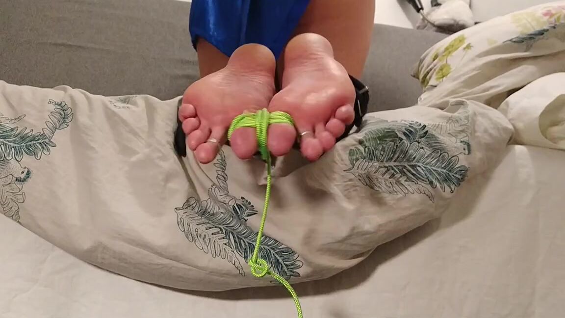 Frejas Submissive Feet Nicknamed Frejassubmissivefeet Onlyfans The Bedtime Punishment Three Clips2