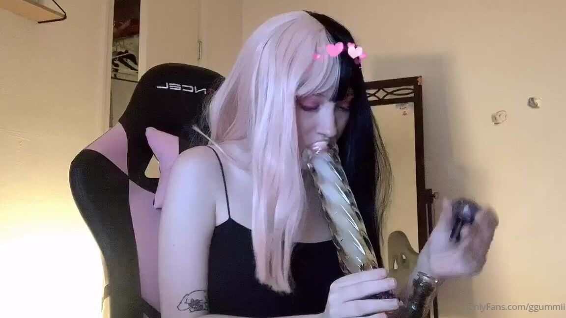 Ggummii Cute Stoner Girl Shares Bong W You Girlfriend Experience