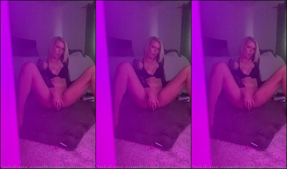 bluediamondbae-24-07-2021-2172726118-pov-you-are-passing-my-room-and-notice-the-door-isn-t-closed-all-the-way-you-peak-in