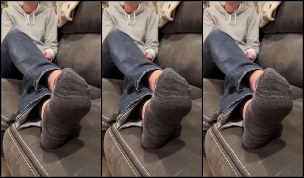 Solemate91 Nicknamed Solemate91 Onlyfans I Hope You Re In The Mood For A Sock Strip Tease And Thick Mom Booty