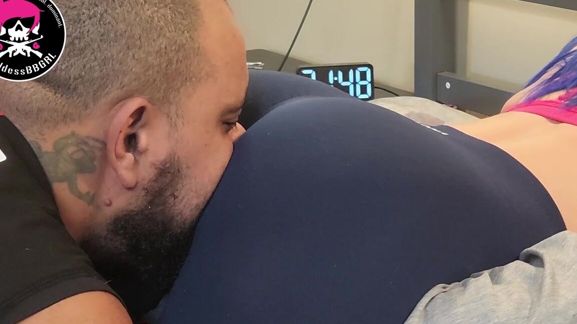 Goddessbbgrl Onlyfans Casual Femdom Sniff My Asshole Through My Yogapants While Playing On My Phone I Summon My Loser