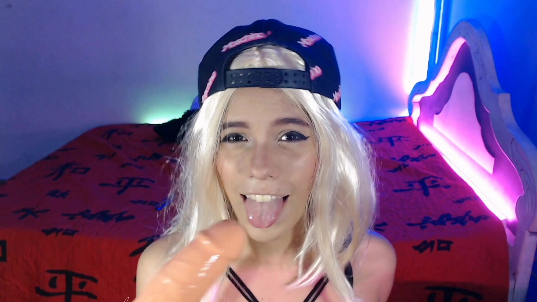 Kamgirlove Good Sucker Solo Scene