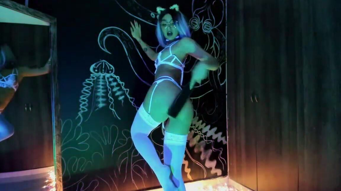 "RoxyModel" dance, latina, spanking, twerk cute show neon manyvids