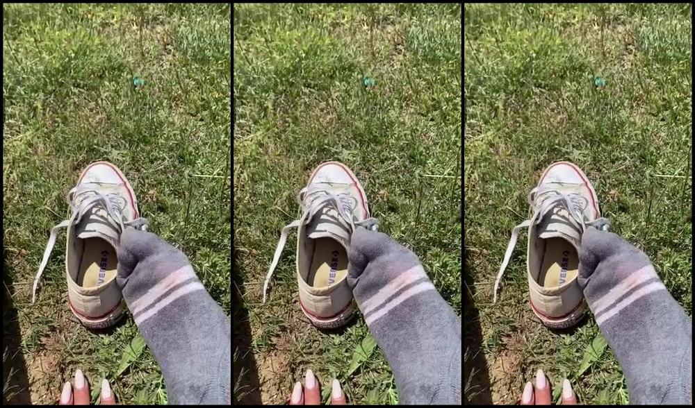 Emmysfeetandsocks Aka Emmyfeetandsocks Onlyfans Lil Hiking In The Morning And My Socks Are Dripping Wet 1P