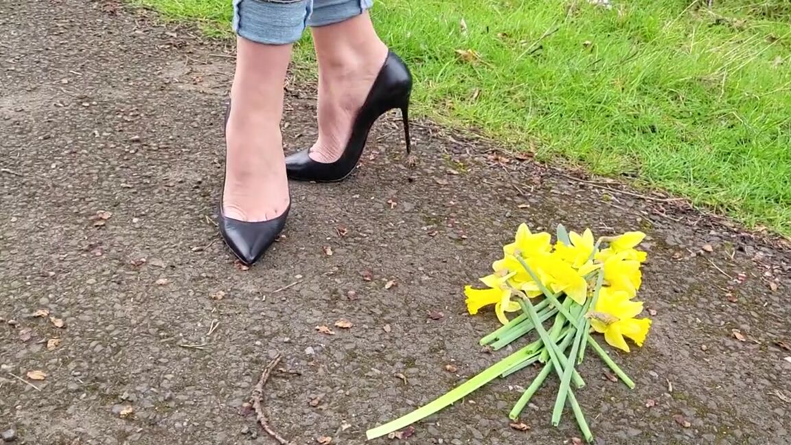 Kats Worn Heels Nicknamed Katswornheels Onlyfans Wishing You All A Happy Easter Now Watch My Crush These Daffodils Under My Sexy Louboutins