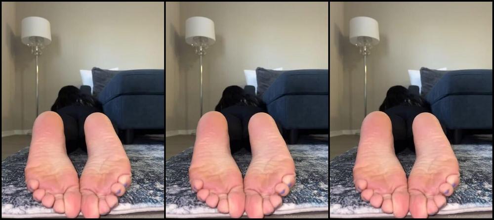 Mymulattotoes Nicknamed Mymulattotoes Onlyfans Up Close And Personal Booty And Soles With Black Leggings