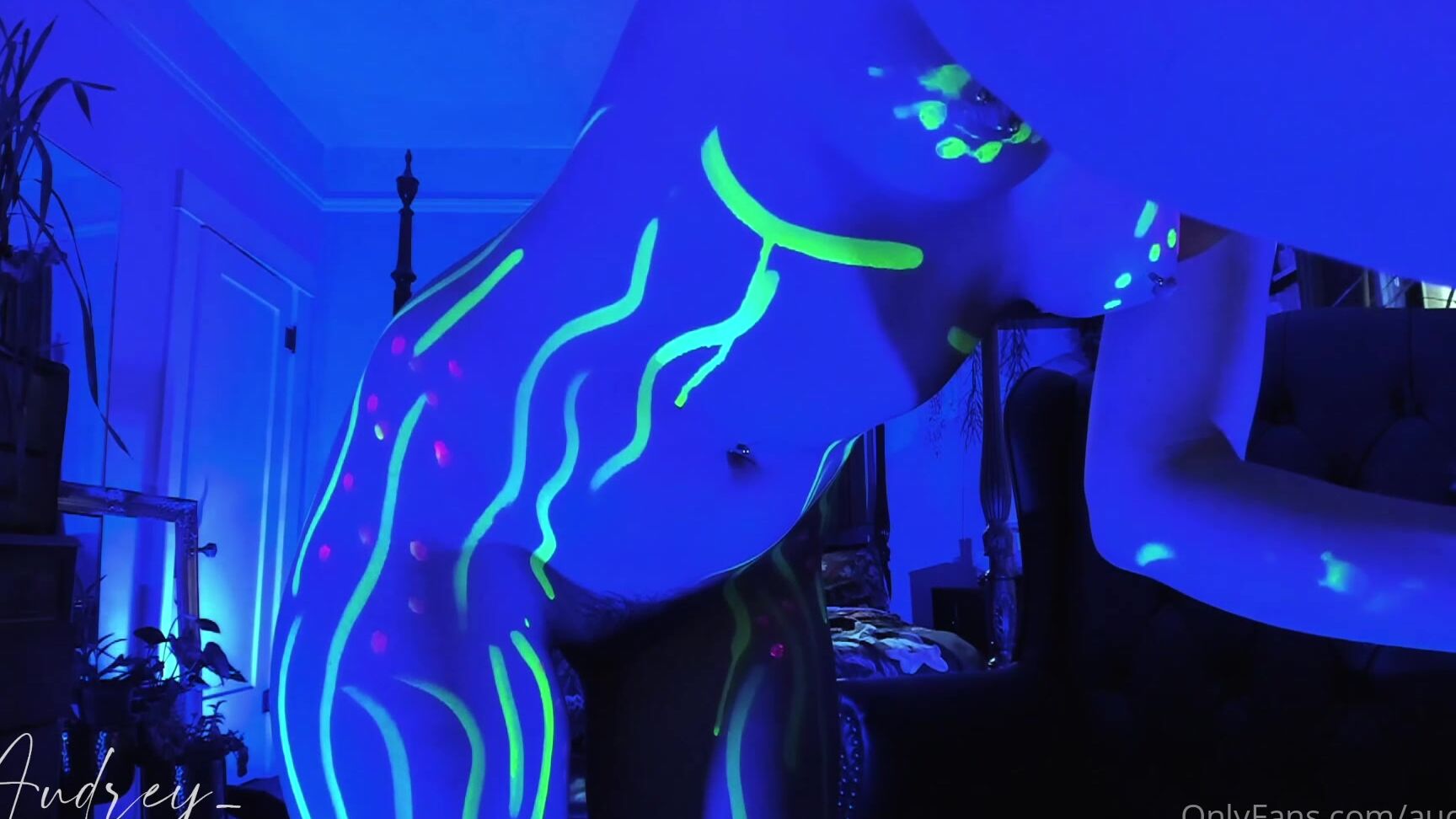 audrey-16-08-2021-2194128633-blacklight-paint-show-from-7-23-21-it-s-unfortunate-that-the-latter-part-of-the-show-is-c