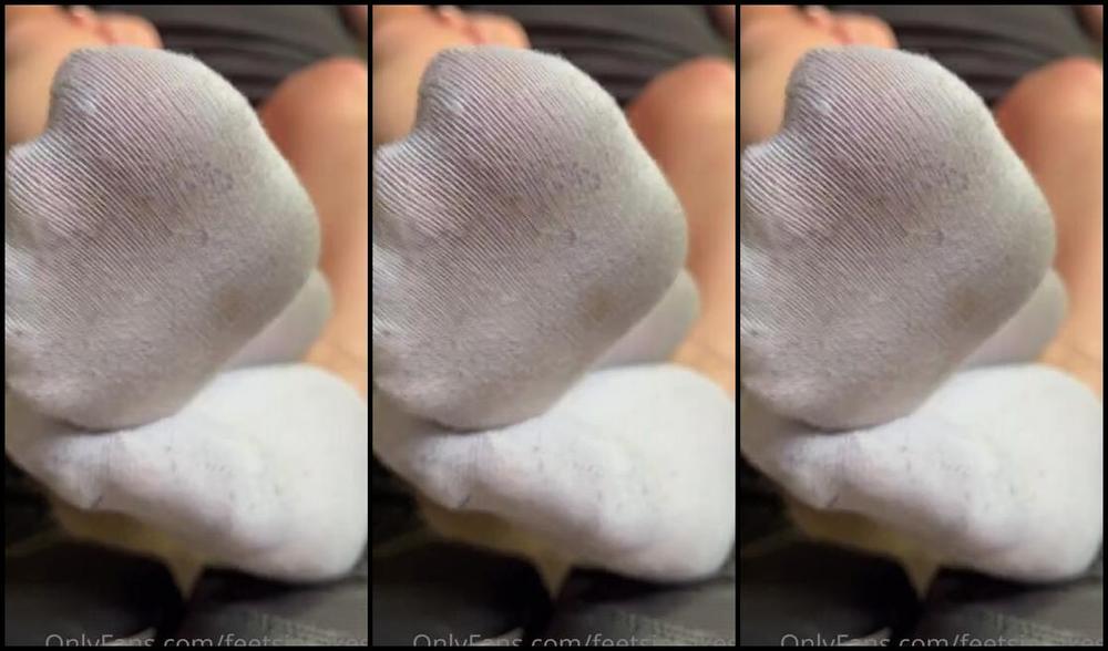 Caroline Aka Feetsiecakes Onlyfans We Re In The Middle Of An Extreme Heat Wave So Naturally I Ve Got To Take Advantage Of My Post Wal