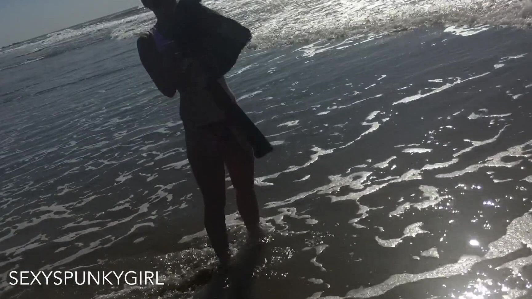 Sexyspunkygirl Chaturbate Model Sexyspunkygirl Strips In Ocean