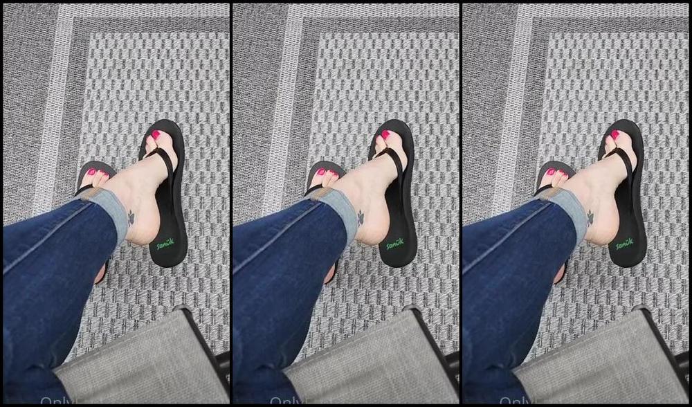 Sloans Paws Nicknamed Sloan Paws 08 18 2022 Onlyfans Video Flip Flop Dangling And Slapping