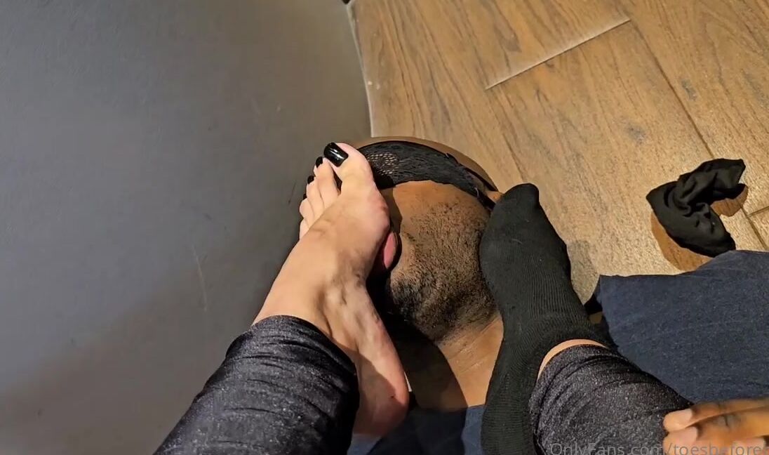 Toesbeforebros Onlyfans Kiffafeet Made Me Sniff Her Smelly Socks At First Before Telling Me To Remove Them Only
