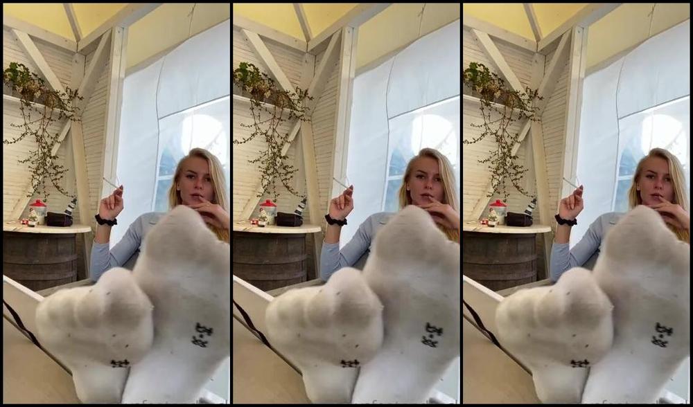 Emmysfeetandsocks Aka Emmyfeetandsocks Onlyfans Ever Wondered How Smelly I Can Get My Socks In One Day Wellp