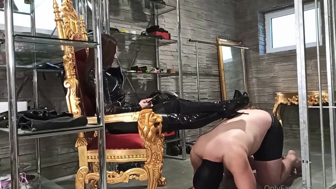 Herrinlady Onlyfans Ich Liebe Es Sklaven Zu Benutzen Dazu Zhlt Es Auch Sie Als Lebendmbel Abzurichtenp