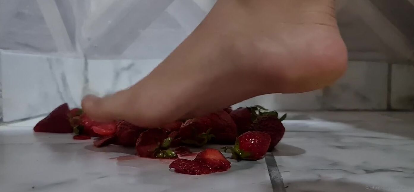 Piecitossuaves Nicknamed Piecitossuaves Onlyfans Crushing Strawberries