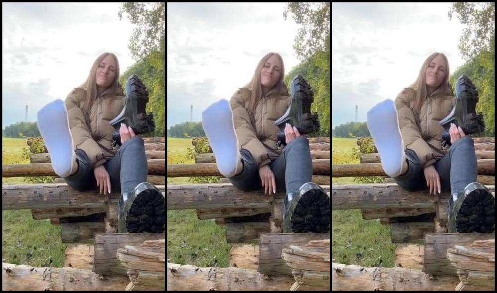 Indubiopronova Nicknamed Indubiopronova Onlyfans Time For Another Outdoor Worship Session I Can Always Use A Submissive Shoe Licker