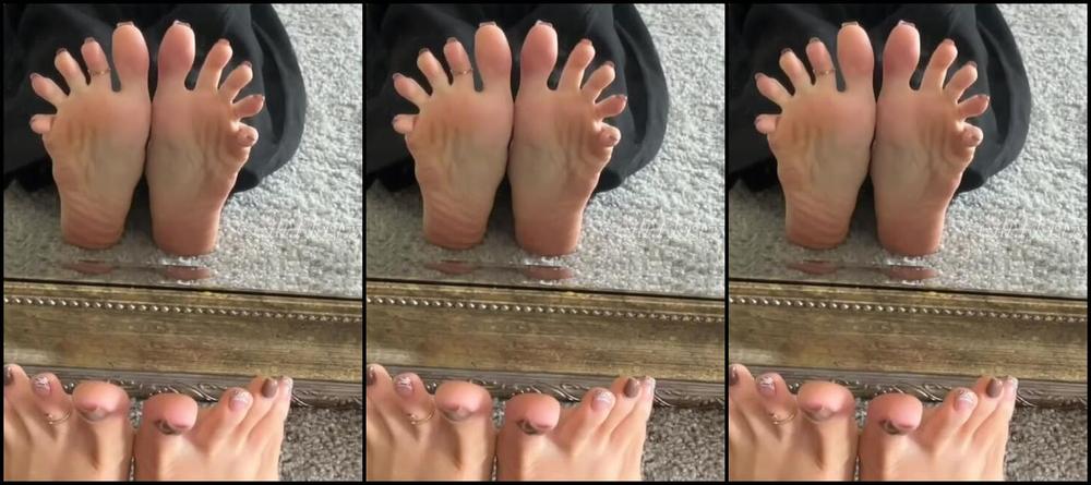 Greek Goddess Li Aka Greekli77 Onlyfans I Don T Realize How Much I Naturally Play With My Feet Until It S Time To Record I Loveeeee To Pla Yu