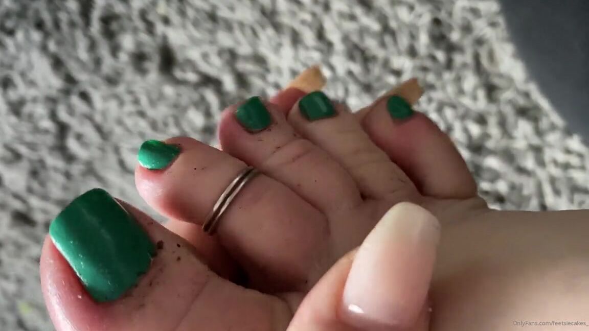 Caroline Aka Feetsiecakes Onlyfans Dirty Feet For Me Are Pretty Dang Rare But That S What I Get For Digging Out My Garden In Flip Flop