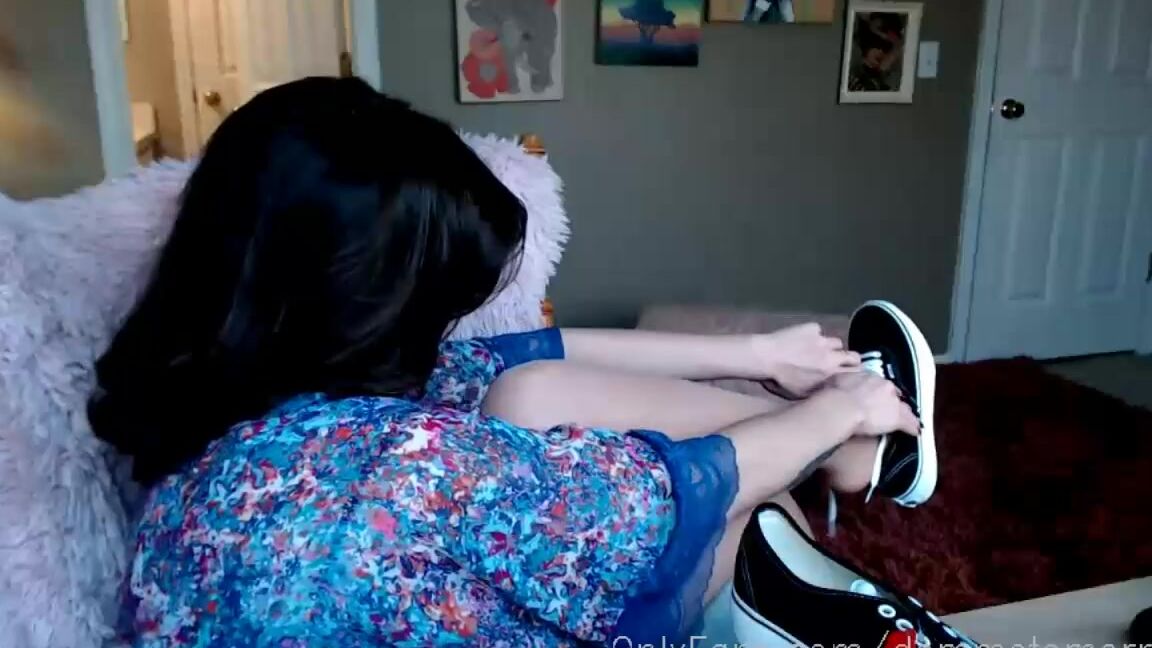 Ms Tomorrow Nicknamed Dommetomorrow Onlyfans Stream Started At 02062021 0728 Pm Opening Up A New Gift And I Know Its Shoes