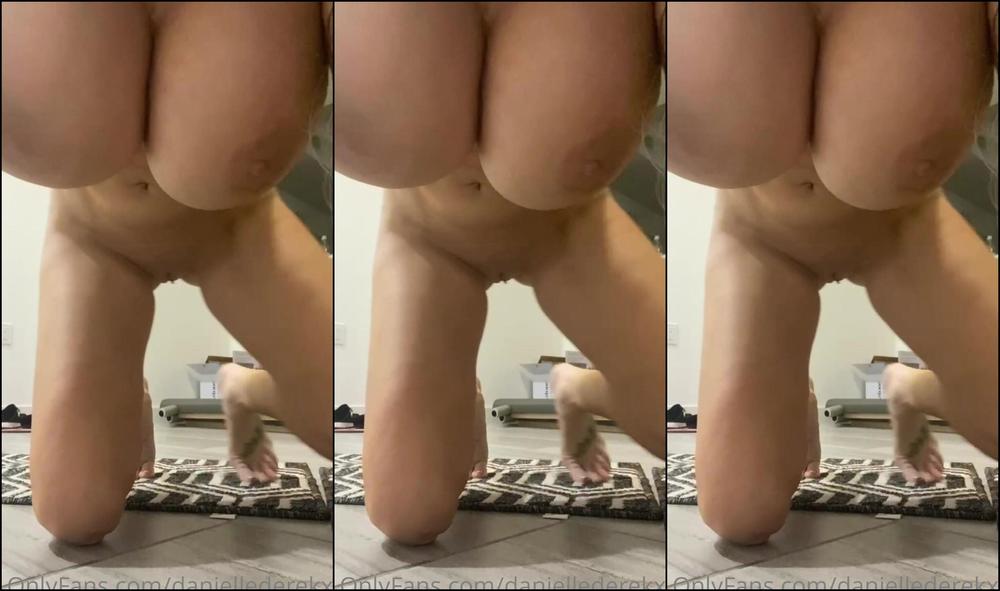 daniellederekxo-23-11-2021-2282363210-my-morning-workout-routine-who-would-like-to-be-my-trainer