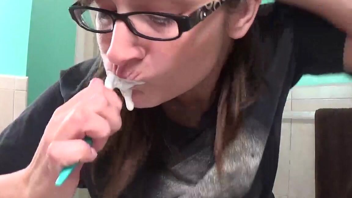 Sarah Michelle Teethbrushing And Mouth Tour