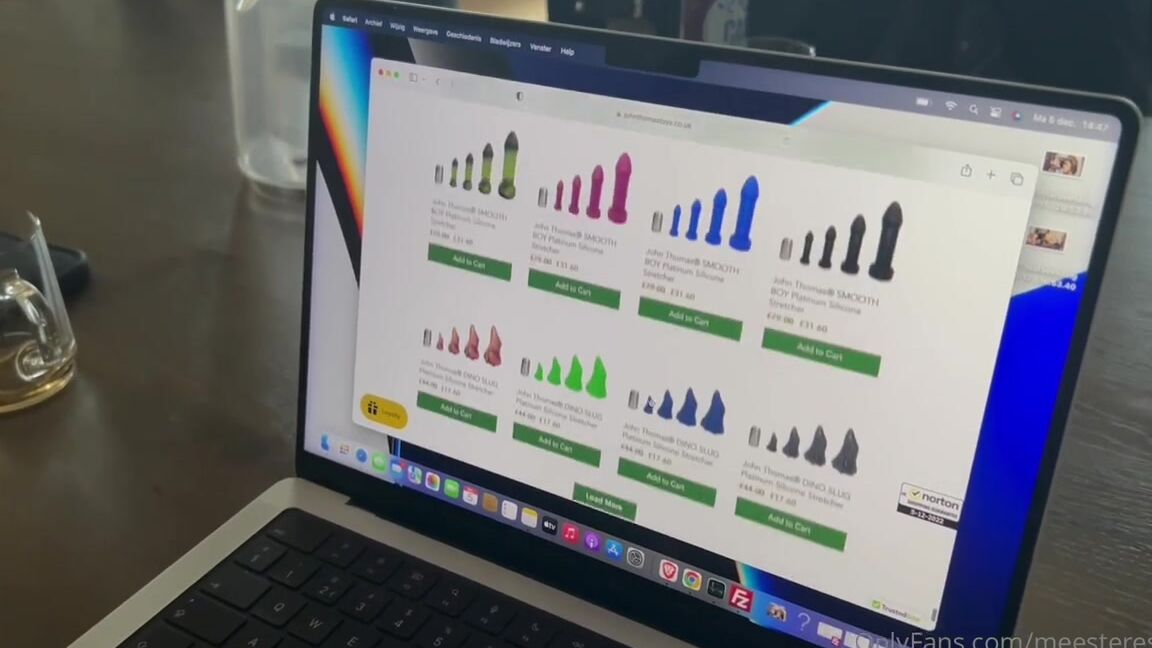 Meesteresnoir Onlyfans Noortje Slavegirlnoortje Had To Choose A New Dildo Because It S Almost X Mas What She