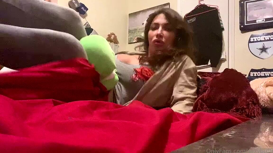 Sexybuffbabe Squeezing And Humping Yoshi Just For Fun If This Was You I Would Rip Your Head Off