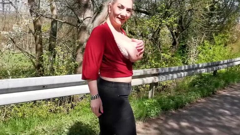 sandybigboobs butt plug walk Manyvids