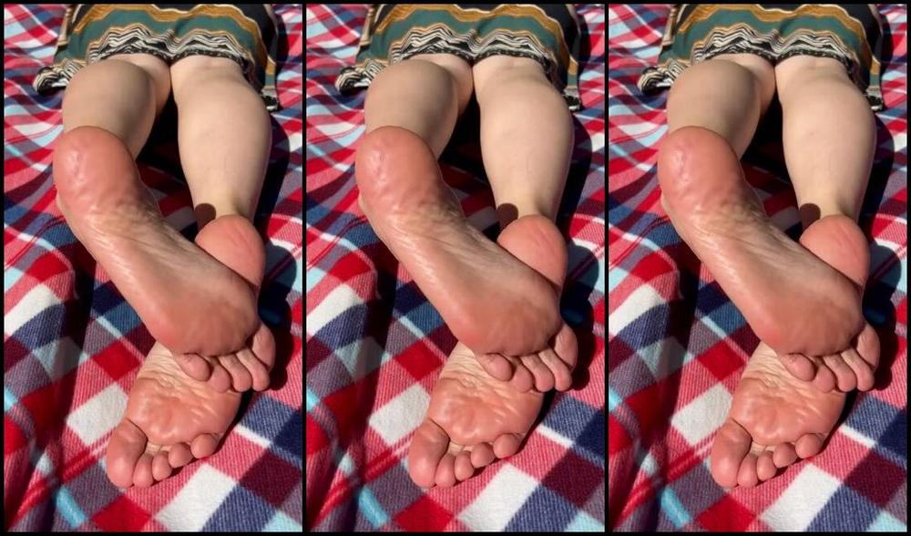 Cute Lily F33T Nicknamed Cute Lily F33T 09 11 2023 Onlyfans Video Some Sunshine On My Picnic Blanket