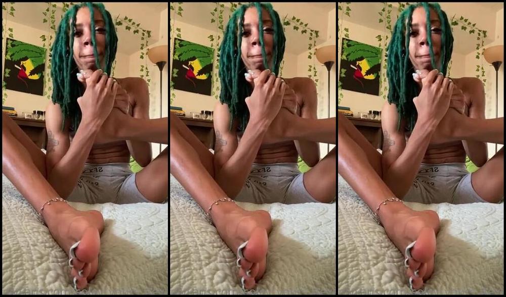 Toesbyayla Onlyfans Sniff Between My Wiggling Toes 1